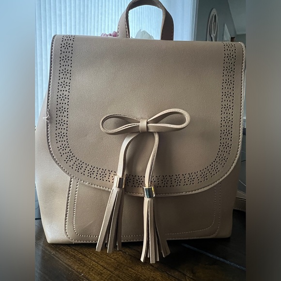 Handbags - NWOT Tan Bow backpack